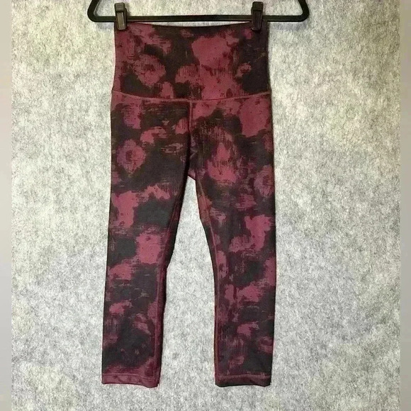 Lululemon Hi-Rise Cropped Leggings - Size 6 - Picture 1 of 4
